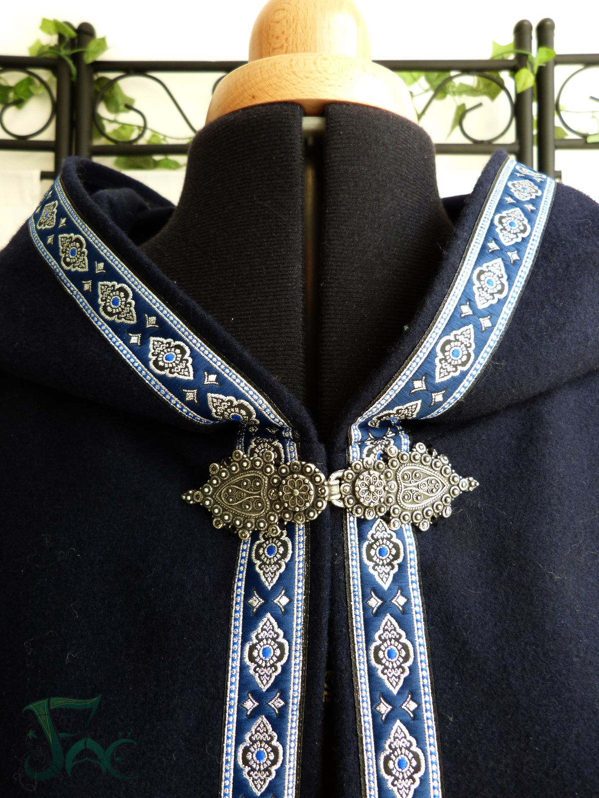 Cape en drap de laine bleu, détail du fermoir