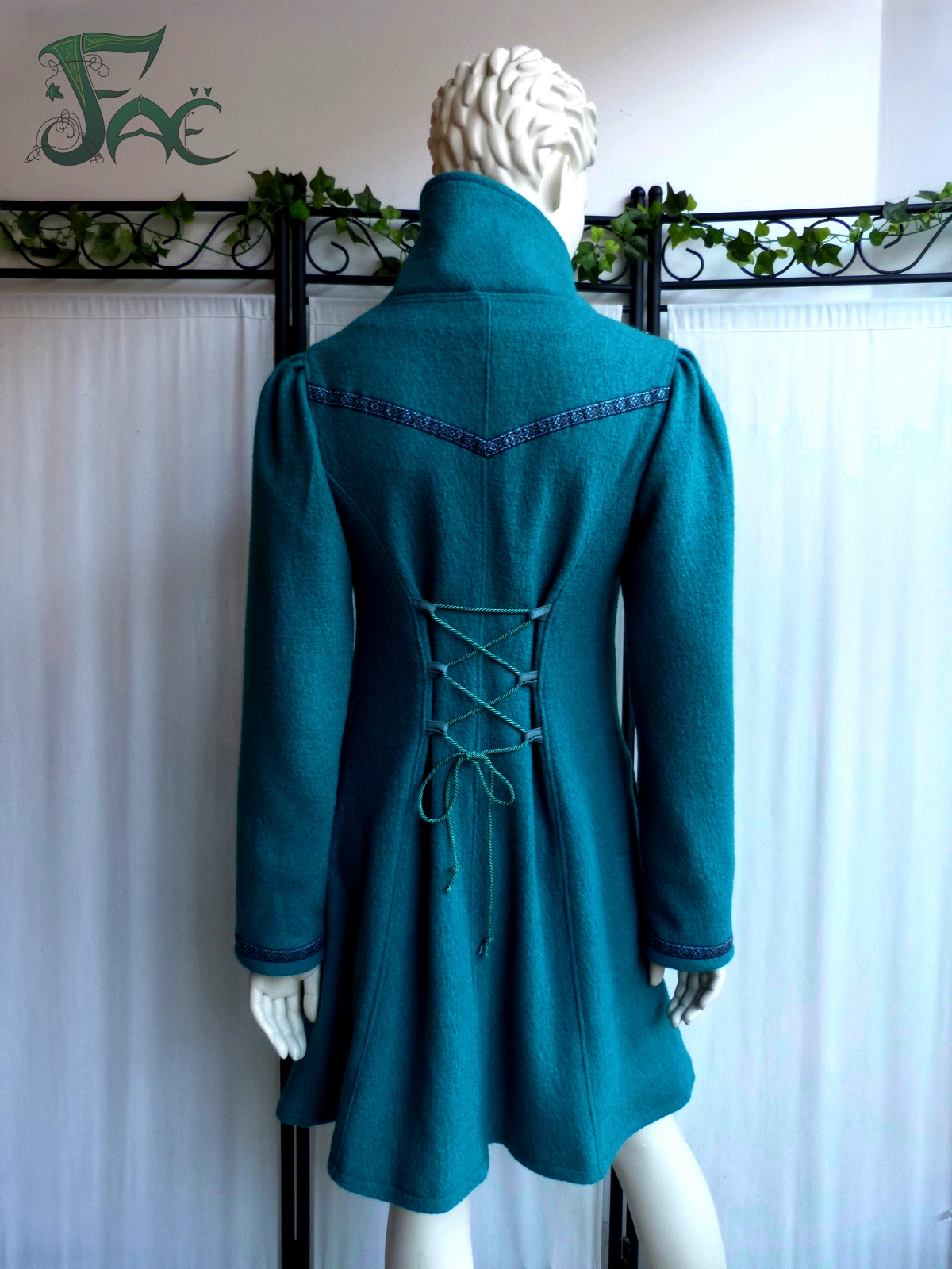 Manteau turquoise brodé, dos