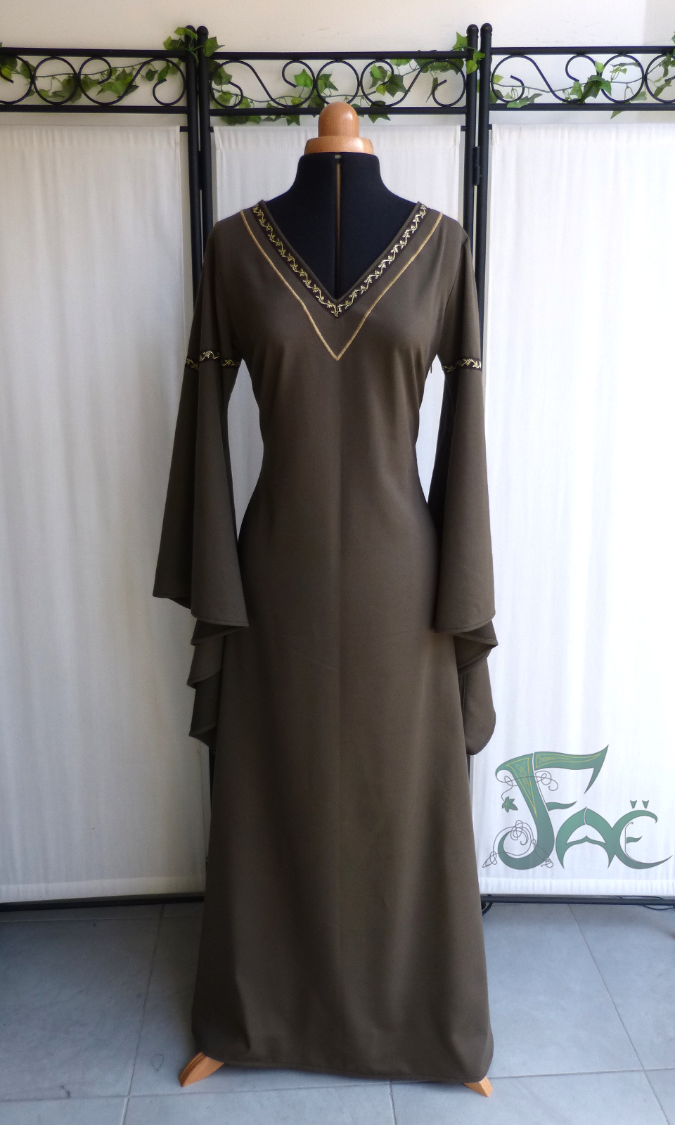 Robe de type médiéval lacée au dos