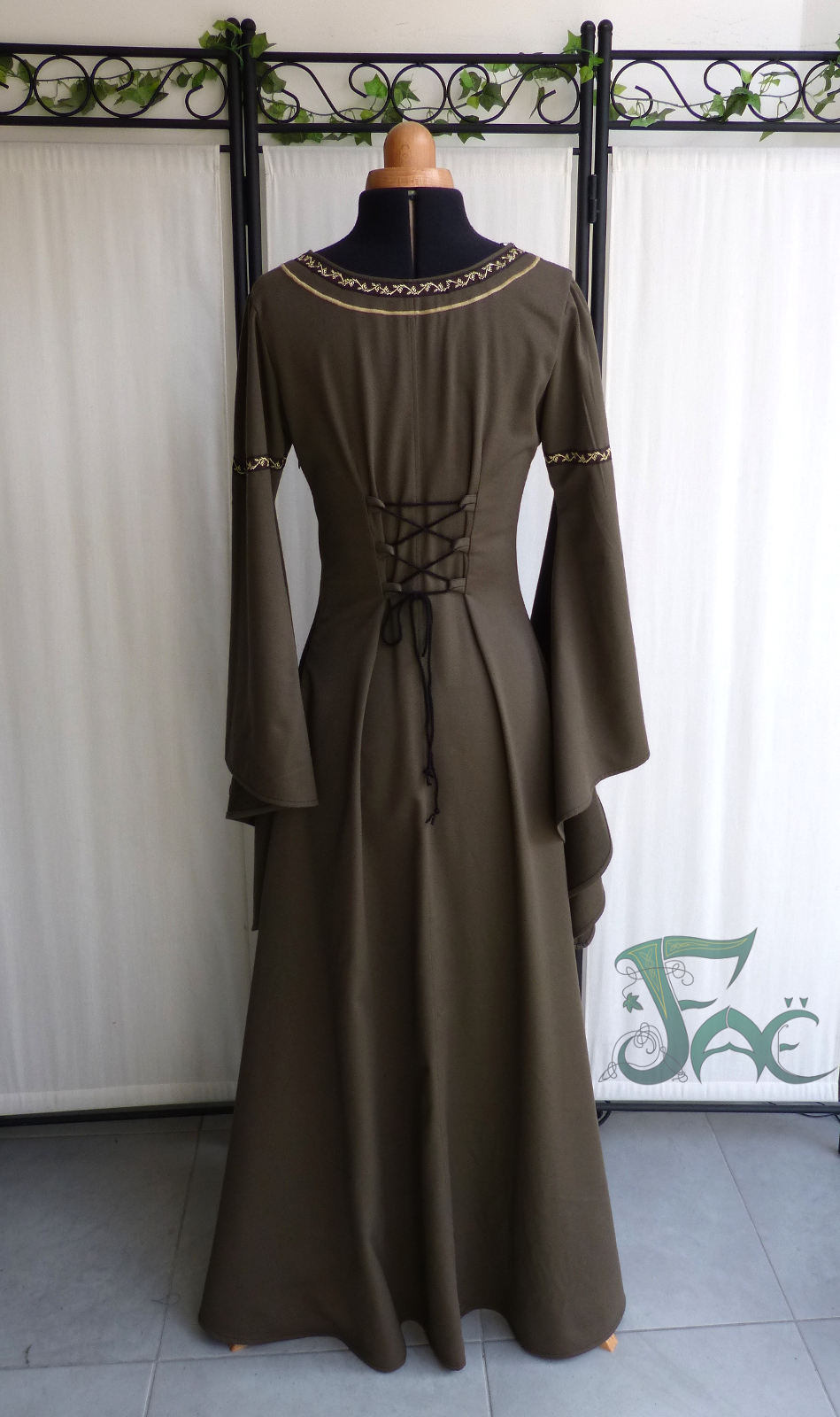 Robe de type médiéval lacée au dos